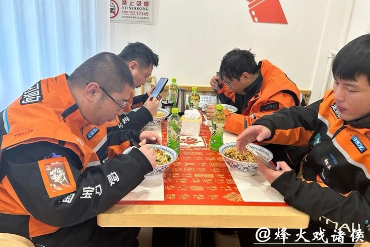 确保老人除夕吃上热饺子,淘宝闪购京沪杭三地老年助餐“春节不打烊”