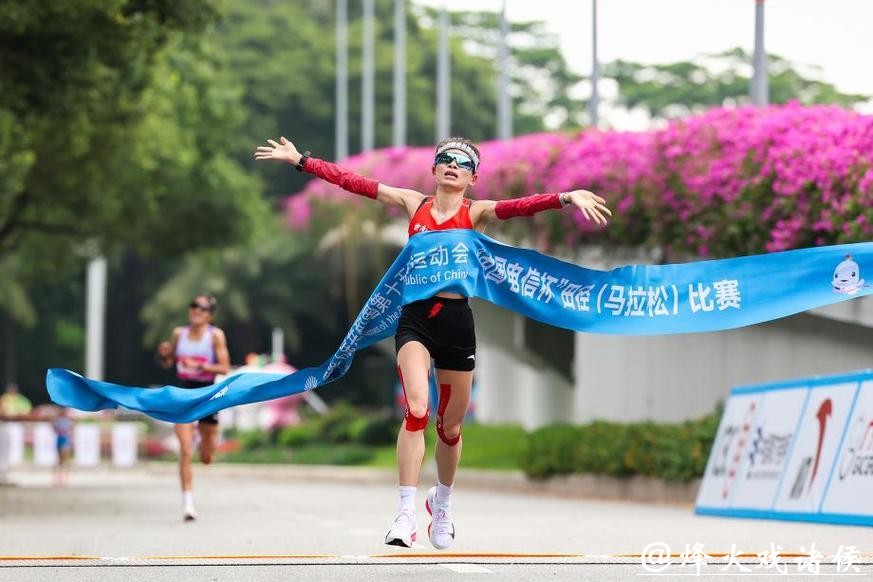 全运会女子马拉松张德顺成功卫冕 成为国内第一人 全运会女子马拉松张德顺成功卫冕 成为国内第一人